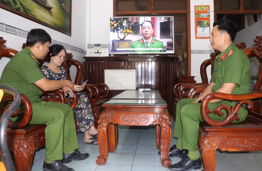 Lực lượng Công an phường An Bình hướng dẫn người dân tham gia Zalo, Facebook của Công an phường để nắm bắt thông tin, nội dung cảnh báo thủ đoạn lừa đảo của tội phạm. Ảnh: Ngọc Minh.