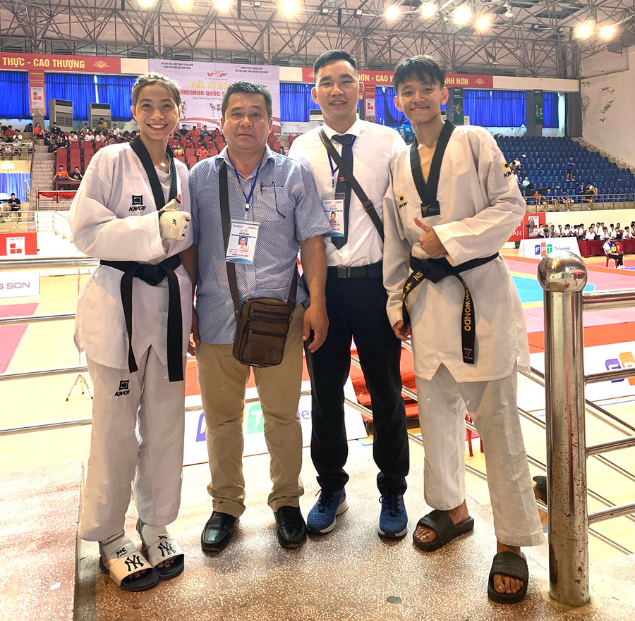 Võ sĩ Nguyễn Thị Mai (bìa trái) giành huy chương vàng hạng 46 kg nữ ở Giải Vô địch Taekwondo quốc gia. Ảnh: Nguyễn Nhật