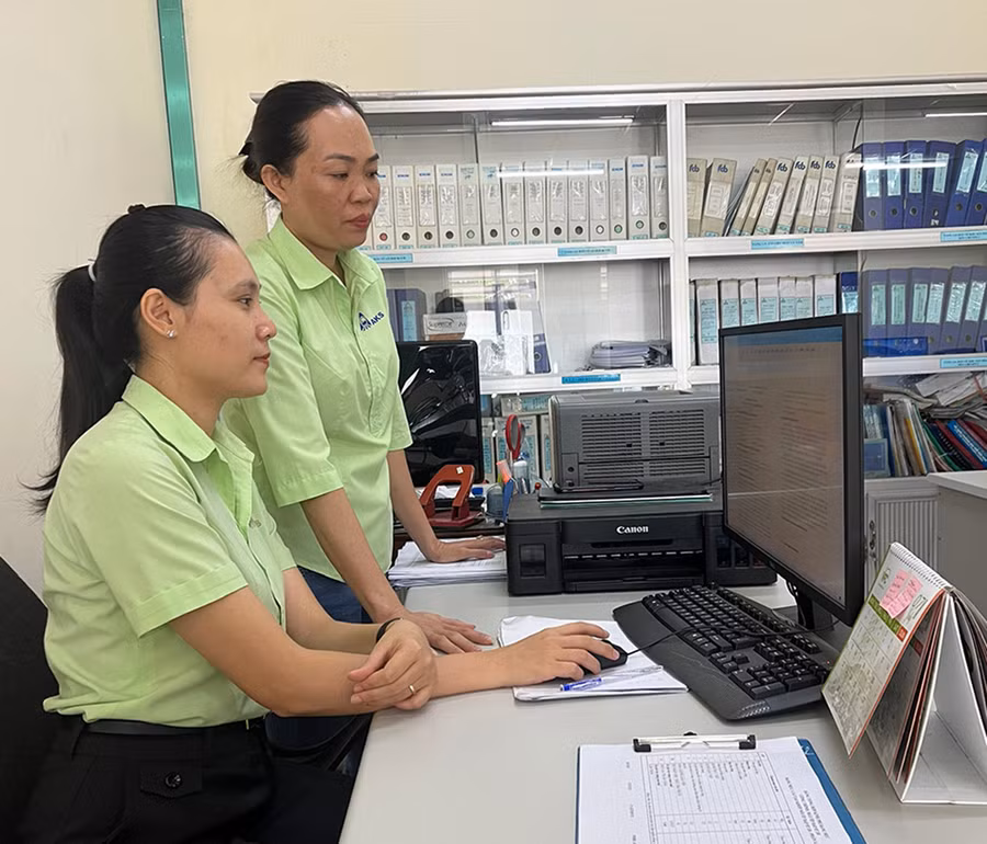 Chị Lê Thị Quyên Quyên và Lê Thị Hàn Thuyên đang triển khai vận hành sáng kiến soạn thảo, hướng dẫn áp dụng quy trình AK18. Ảnh: Đinh Yến