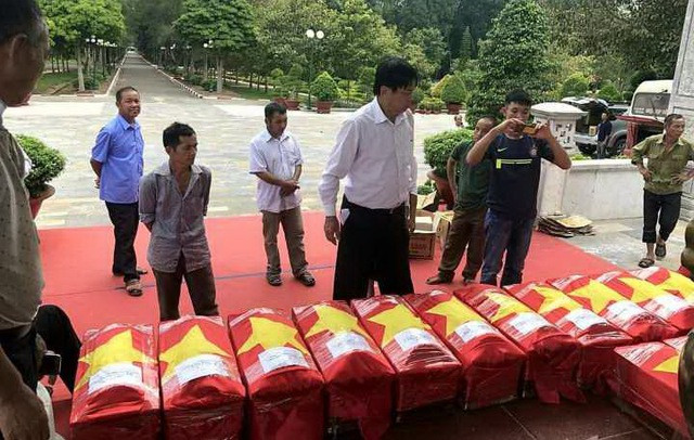 Người đưa những anh hùng về với quê hương - Ảnh 2. Anh Nguyễn Tiến Lợi trong những chuyến quy tập, cất bốc hài cốt liệt sĩ. Ảnh: TGCC