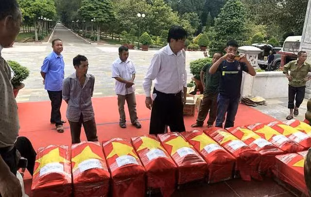 Anh Nguyễn Tiến Lợi trong những chuyến quy tập, cất bốc hài cốt liệt sĩ. Ảnh: TGCC