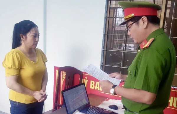 Công an triển khai quyết định khởi tố bị can, lệnh bắt tạm giam đối với bà Võ Thị Diệu. Ảnh: Trọng Nguyễn