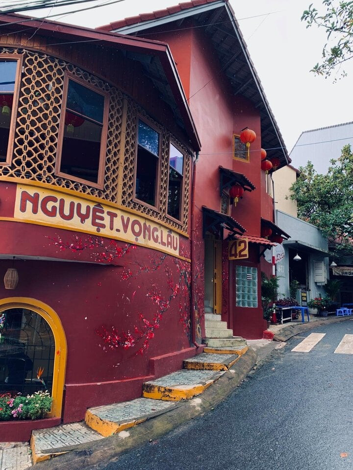 Một góc dốc Nguyệt Vọng Lầu. Một góc dốc Nguyệt Vọng Lầu.