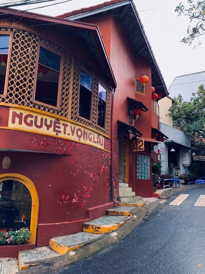 Một góc dốc Nguyệt Vọng Lầu. Một góc dốc Nguyệt Vọng Lầu.