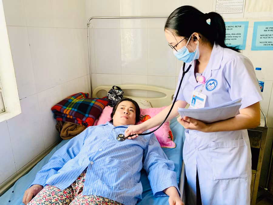 Bác sĩ của Trung tâm Y tế TP. Pleiku thăm khám cho bệnh nhân bị sốt xuất huyết. Ảnh: N.N