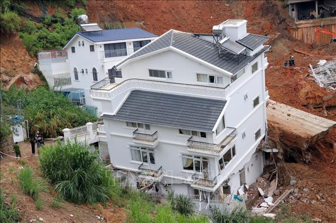 Khu vực xảy ra sạt lở nghiêm trọng rạng sáng 29/6/2023, tại hẻm 36, đường Hoàng Hoa Thám (phường 10, thành phố Đà Lạt, Lâm Đồng). Ảnh: Chu Quốc Hùng/TTXVN