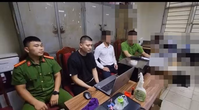 Nguyễn Hữu Hoàng (áo đen).