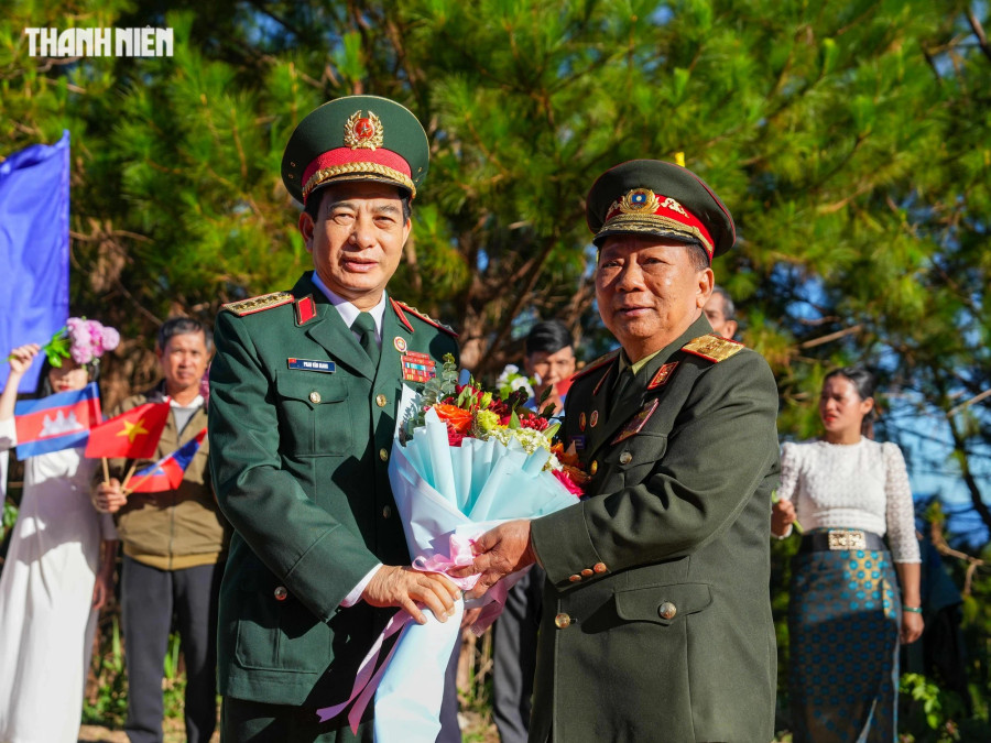 Đại tướng Phan Văn Giang (bìa trái) tặng hoa đại tướng Chansamone Chanyalath, Bộ trưởng Bộ Quốc phòng Lào. Ảnh: ĐỘC LẬP - MAI THANH HẢI Đại tướng Phan Văn Giang (bìa trái) tặng hoa đại tướng Chansamone Chanyalath, Bộ trưởng Bộ Quốc phòng Lào. Ảnh: ĐỘC LẬP - MAI THANH HẢI