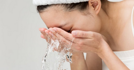 Sau khi dùng dầu tẩy trang, bạn vẫn nên dùng sữa rửa mặt và rửa lại thật cẩn thận với nước sạch.