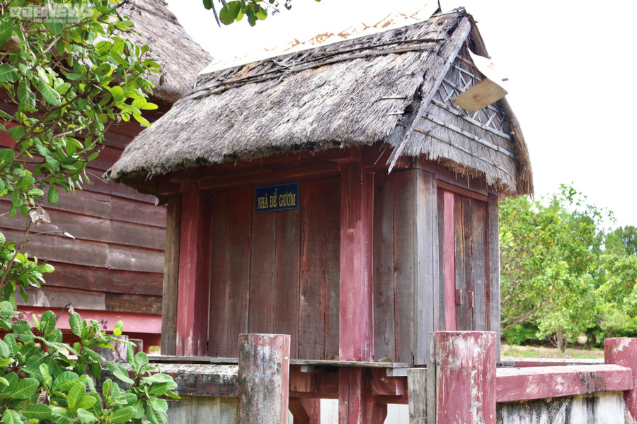 Nơi cất giữ gươm thần. Nơi cất giữ gươm thần.