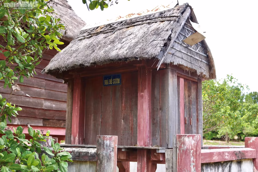 Nơi cất giữ gươm thần.