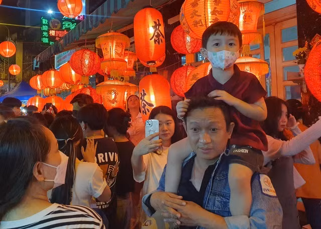 Gia đình dẫn con tham quan và chụp ảnh tại phố lồng đèn Lương Nhữ Học