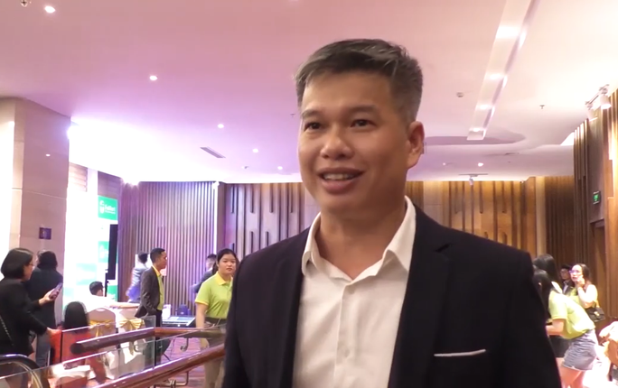 Bắt 2 đối tượng lừa đảo với hình thức chuyển nhượng cổ phần đa cấp - Ảnh 1. Đào Nguyên Nghị trả lời truyền thông dưới danh nghĩa là Phó tổng giám đốc Công ty Cổ phần Vựa miền Trung hồi cuối năm 2020