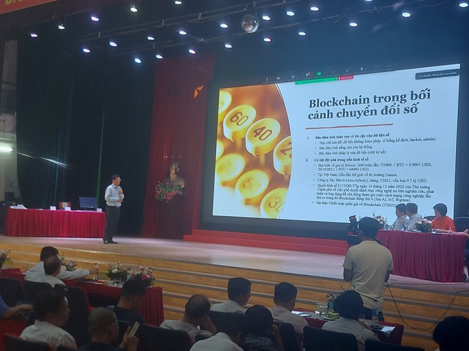 Mô hình tòa soạn số trở thành xu thế tất yếu của các cơ quan báo chí - Ảnh 5. TS Đặng Minh Tuấn, Viện Trưởng Viện Nghiên cứu Ứng dụng Công nghệ CMC, Trưởng Lab Blockchain Học viện Công nghệ Bưu chính Viễn thông, trình bày tham luận.