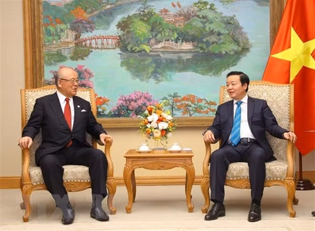 Phó Thủ tướng Trần Hồng Hà tiếp Ngài Takebe Tsutomu, Cố vấn đặc biệt Liên minh nghị sĩ hữu nghị Nhật-Việt. (Ảnh: Văn Điệp/TTXVN)