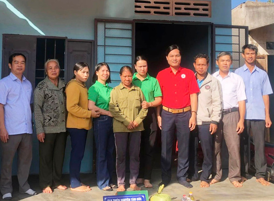 Chị Nguyễn Thị Phượng (thứ 4 từ trái sang) cùng các thành viên nhóm từ thiện và đại diện địa phương trao nhà tình thương cho chị Kpuih Hyer (làng Koái, xã Ia Blang). Ảnh: P.D Chị Nguyễn Thị Phượng (thứ 4 từ trái sang) cùng các thành viên nhóm từ thiện và đại diện địa phương trao nhà tình thương cho chị Kpuih Hyer (làng Koái, xã Ia Blang). Ảnh: P.D