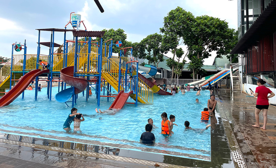 Mùa nắng nóng các phụ huynh thường đưa con em đến các điểm vui chơi dưới nước. Ảnh: Văn Ngọc Mùa nắng nóng các phụ huynh thường đưa con em đến các điểm vui chơi dưới nước. Ảnh: Văn Ngọc
