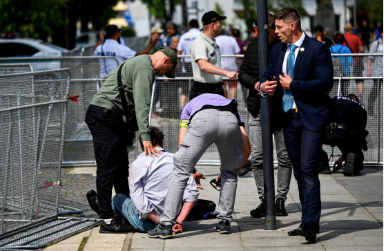 Một đối tượng bị bắt sau vụ nổ súng. Ảnh: REUTERS Một đối tượng bị bắt sau vụ nổ súng. Ảnh: REUTERS