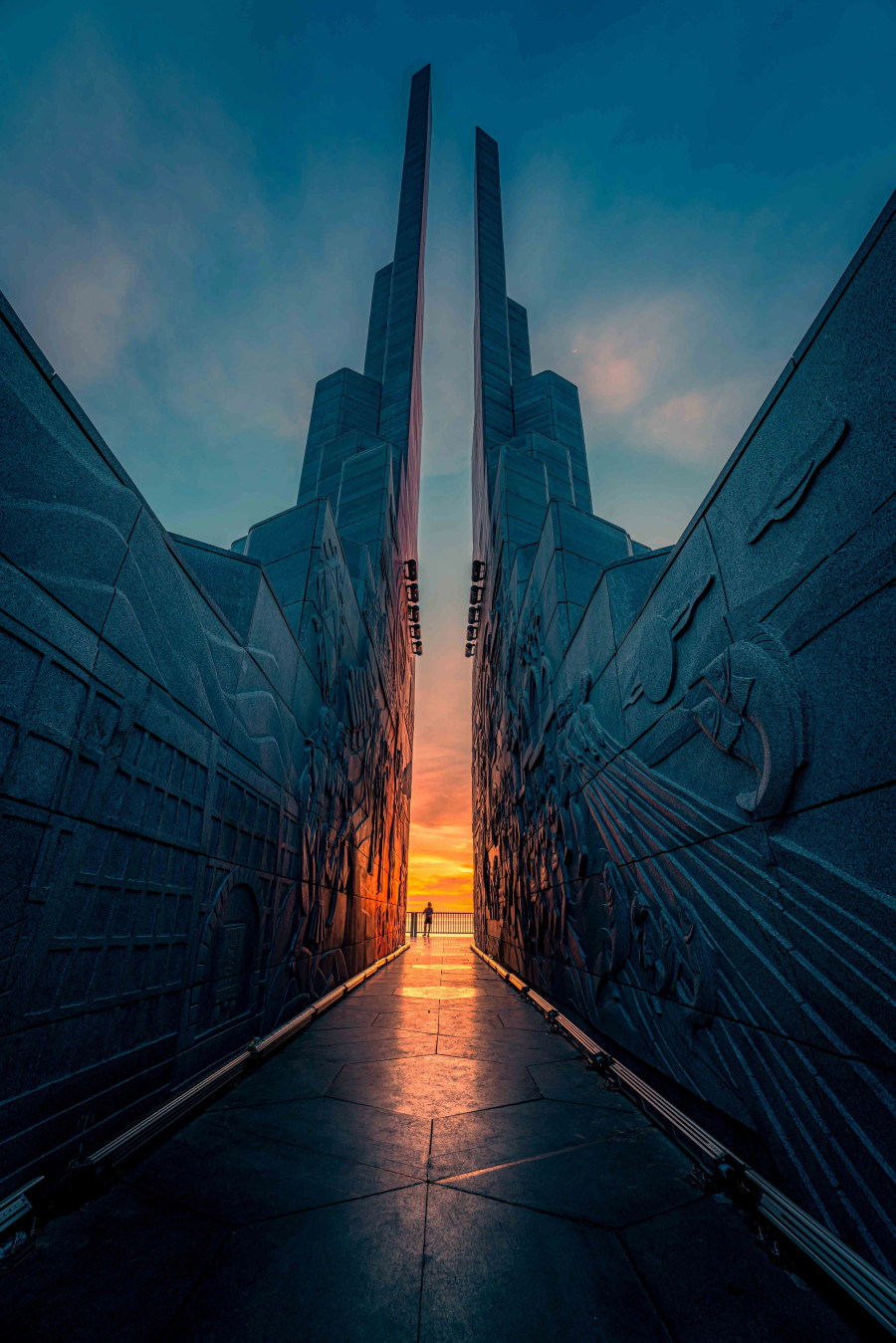 Từ tháp Nghinh Phong, chúng ta có thể ngắm mặt trời lên từ biển và khuất dần sau đỉnh núi Chóp Chài (đỉnh núi cao nhất Tuy Hòa). Ban đêm, tháp Nghinh Phong được thắp sáng bằng những ngọn đèn nhiều màu sắc ấn tượng. Ảnh: BÙI VĂN HẢI Từ tháp Nghinh Phong, chúng ta có thể ngắm mặt trời lên từ biển và khuất dần sau đỉnh núi Chóp Chài (đỉnh núi cao nhất Tuy Hòa). Ban đêm, tháp Nghinh Phong được thắp sáng bằng những ngọn đèn nhiều màu sắc ấn tượng. Ảnh: BÙI VĂN HẢI