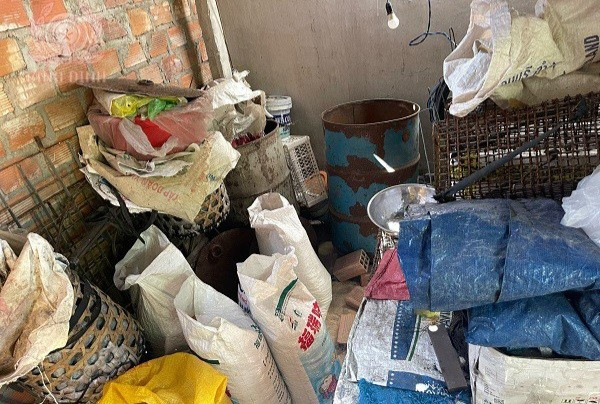 Hiện trường nơi gia đình ông L. cất giữ tài sản. Ảnh: Công an tỉnh Bình Định