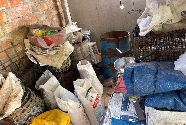 Hiện trường nơi gia đình ông L. cất giữ tài sản. Ảnh: Công an tỉnh Bình Định