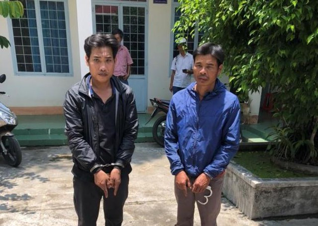 Đồng (bìa trái) và Sơn (bìa phải) bị cơ quan công an bắt giữ. ẢNH CÔNG AN TP.KON TUM