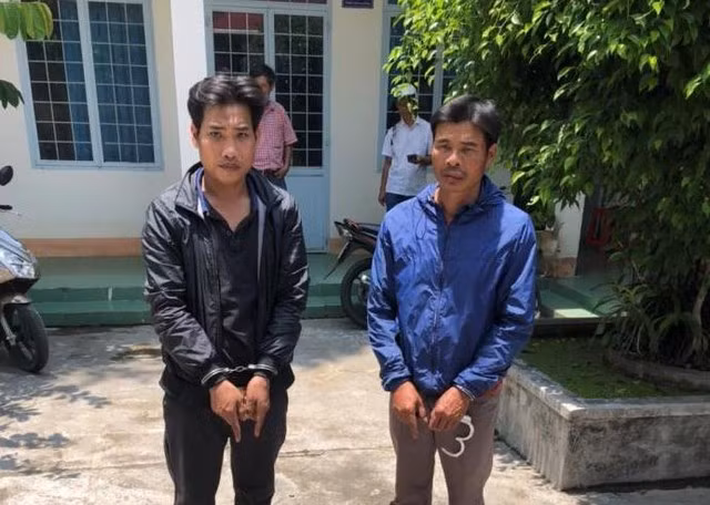 Đồng (bìa trái) và Sơn (bìa phải) bị cơ quan công an bắt giữ. ẢNH CÔNG AN TP.KON TUM Đồng (bìa trái) và Sơn (bìa phải) bị cơ quan công an bắt giữ. ẢNH CÔNG AN TP.KON TUM