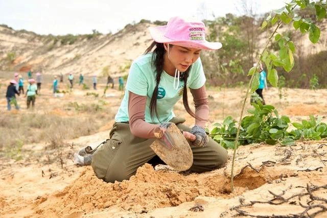 Người đẹp Ê Đê dành nhiều tâm huyết cho dự án trồng rừng. ẢNH: NVCC