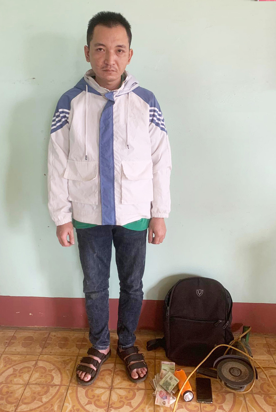 Đối tượng Nguyễn Thành Sơn cùng tang vật. Ảnh: Hữu Phong