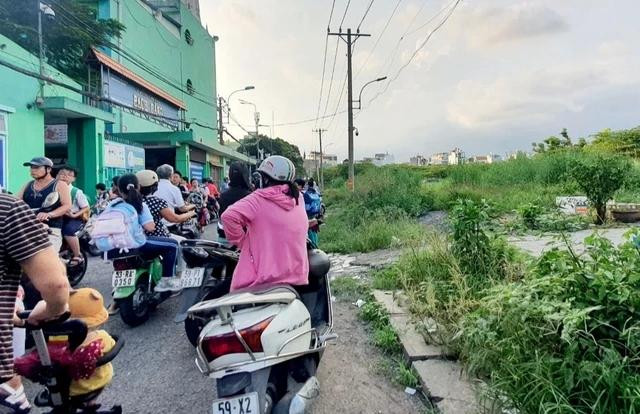 Phụ huynh chờ rước con tan học. ẢNH: THÚY HẰNG Phụ huynh chờ rước con tan học. ẢNH: THÚY HẰNG