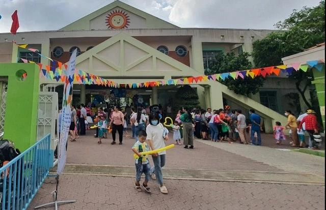 Các trường học đều khuyên cha, mẹ, người thân nên bố trí thời gian để có thể đón con khi tan học. ẢNH: THÚY HẰNG Các trường học đều khuyên cha, mẹ, người thân nên bố trí thời gian để có thể đón con khi tan học. ẢNH: THÚY HẰNG