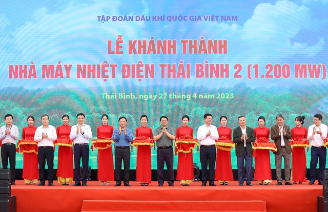 Thủ tướng Phạm Minh Chính và các đại biểu cắt băng khánh thành Nhà máy Nhiệt điện Thái Bình 2. Ảnh: VGP/Nhật Bắc