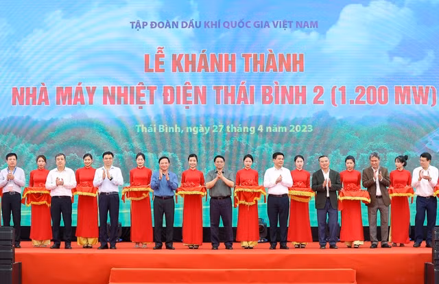 Thủ tướng Phạm Minh Chính và các đại biểu cắt băng khánh thành Nhà máy Nhiệt điện Thái Bình 2. Ảnh: VGP/Nhật Bắc