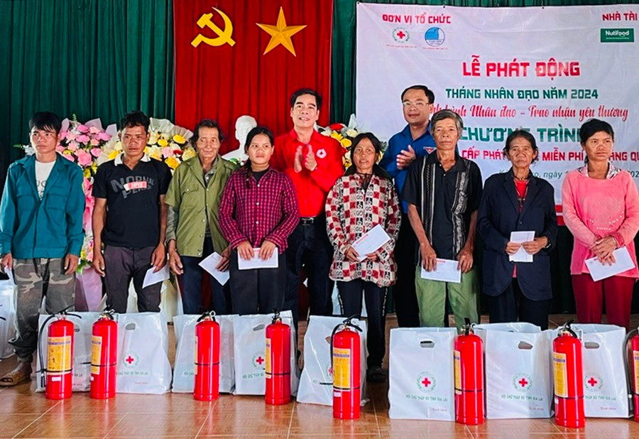 Lãnh đạo Hội Chữ thập đỏ tỉnh và Hội Liên hiệp thanh niên Việt Nam tỉnh tặng quà cho người dân xã Đăk Pơ Pho, huyện Kông Chro. Ảnh: M.N