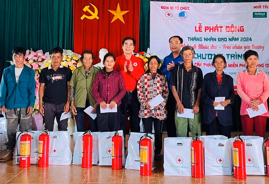 Lãnh đạo Hội Chữ thập đỏ tỉnh và Hội Liên hiệp thanh niên Việt Nam tỉnh tặng quà cho người dân xã Đăk Pơ Pho, huyện Kông Chro. Ảnh: M.N