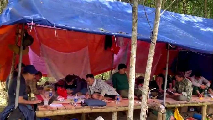 Các đối tượng dựng lán trong rừng sâu để khai thác vàng. Các đối tượng dựng lán trong rừng sâu để khai thác vàng.