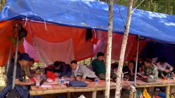Các đối tượng dựng lán trong rừng sâu để khai thác vàng.