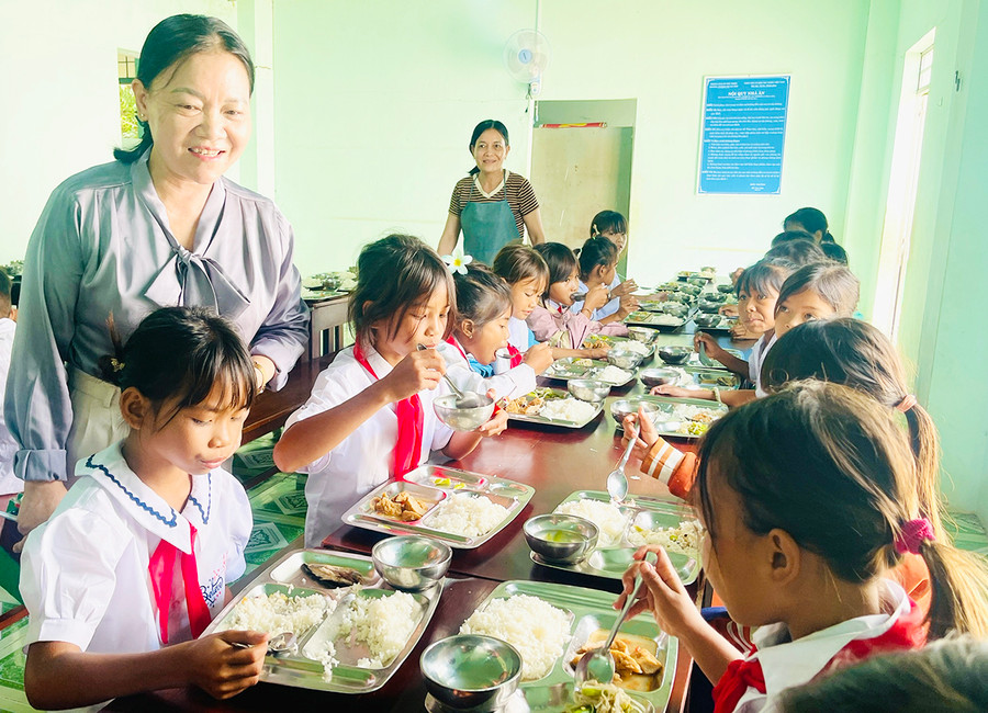 Các em học sinh thích thú với bữa ăn bán trú tại Trường Phổ thông Dân tộc bán trú Tiểu học Nay Der. Ảnh: T.D Các em học sinh thích thú với bữa ăn bán trú tại Trường Phổ thông Dân tộc bán trú Tiểu học Nay Der. Ảnh: T.D
