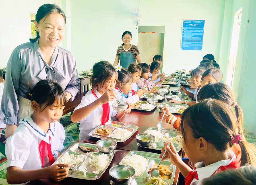 Các em học sinh thích thú với bữa ăn bán trú tại Trường Phổ thông Dân tộc bán trú Tiểu học Nay Der. Ảnh: T.D