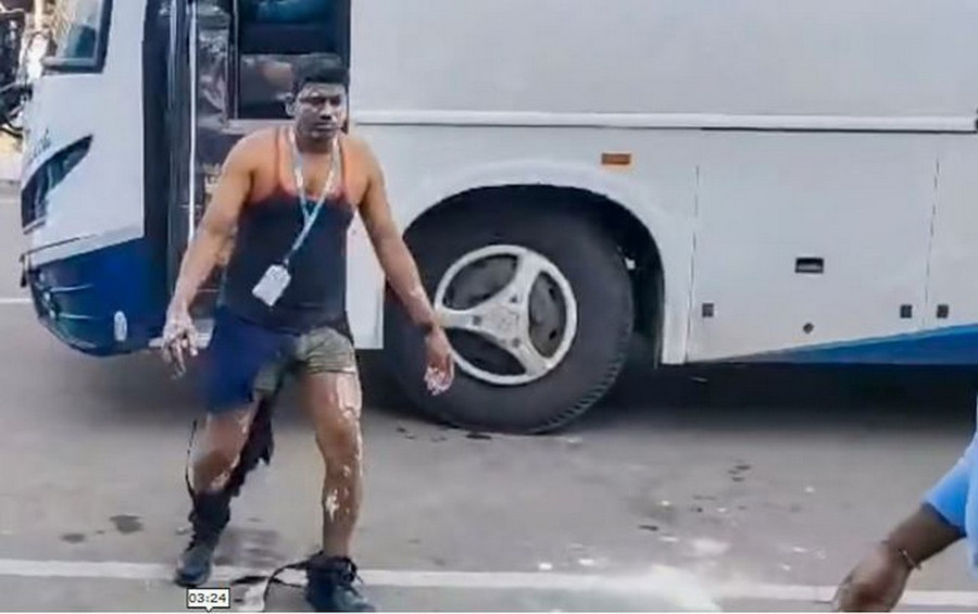 Một người đàn ông bị thương sau vụ nổ. (Ảnh: PTI) Một người đàn ông bị thương sau vụ nổ. (Ảnh: PTI)