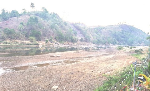 Sông Đăk Bla (đoạn qua làng du lịch cộng đồng Kon Kơ Tu) khi các thủy điện chưa xả nước.