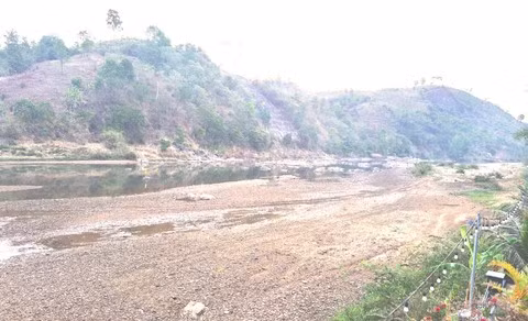 Sông Đăk Bla (đoạn qua làng du lịch cộng đồng Kon Kơ Tu) khi các thủy điện chưa xả nước.