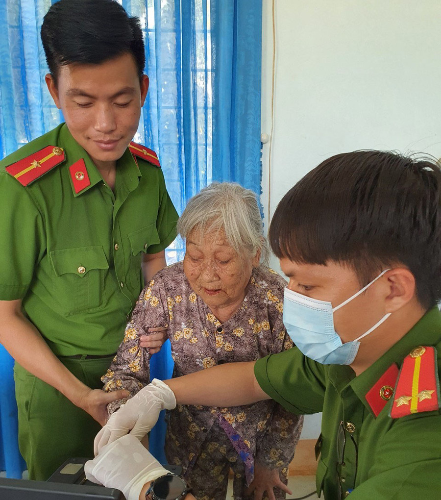 Công an huyện Chư Prông đến tận gia đình làm căn cước công dân. Ảnh: V.H Công an huyện Chư Prông đến tận gia đình làm căn cước công dân. Ảnh: V.H