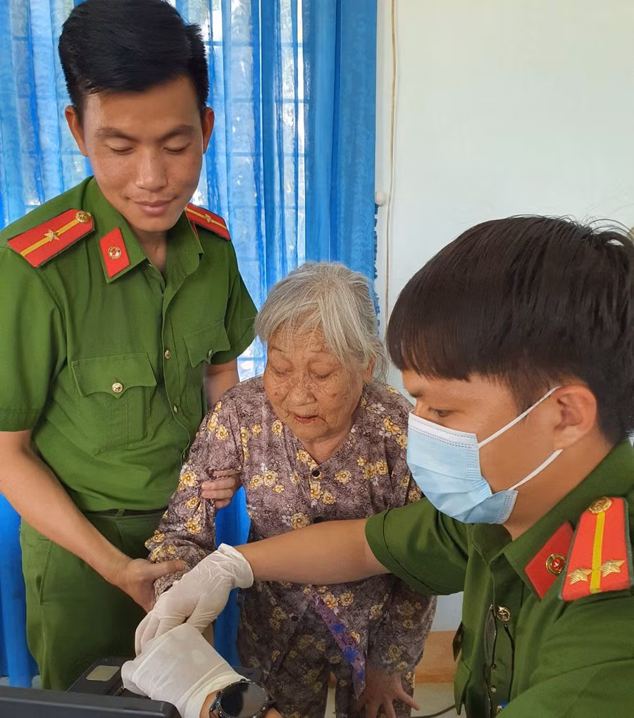 Công an huyện Chư Prông đến tận gia đình làm căn cước công dân. Ảnh: V.H