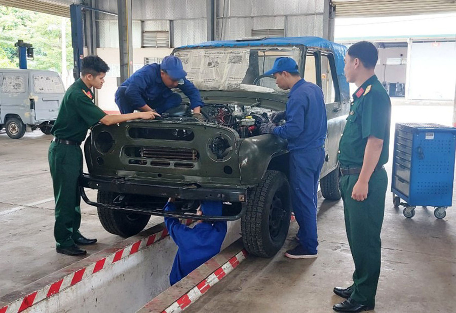 Cán bộ, nhân viên Tiểu đoàn 30 sửa chữa phương tiện. Ảnh: Vĩnh Hoàng Cán bộ, nhân viên Tiểu đoàn 30 sửa chữa phương tiện. Ảnh: Vĩnh Hoàng