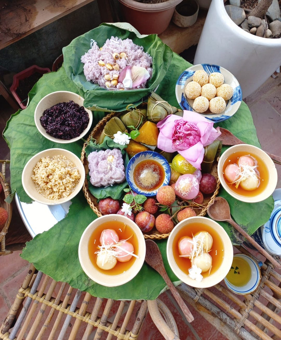 Chị Lê Mai Trang (33 tuổi, ở Hà Nội) cũng dậy sớm chuẩn bị mâm cúng Tết Đoan Ngọ. Chị nói rằng, mâm cúng của gia đình cũng chẳng có gì xa hoa cả, chỉ là những món dân dã, mộc mạc. Tuy nhiên, với đôi tay và tấm lòng của người chuẩn bị, mọi thứ sẽ trở nên đẹp đẽ và ý nghĩa. Ảnh: TRANG NGUYỄN Chị Lê Mai Trang (33 tuổi, ở Hà Nội) cũng dậy sớm chuẩn bị mâm cúng Tết Đoan Ngọ. Chị nói rằng, mâm cúng của gia đình cũng chẳng có gì xa hoa cả, chỉ là những món dân dã, mộc mạc. Tuy nhiên, với đôi tay và tấm lòng của người chuẩn bị, mọi thứ sẽ trở nên đẹp đẽ và ý nghĩa. Ảnh: TRANG NGUYỄN