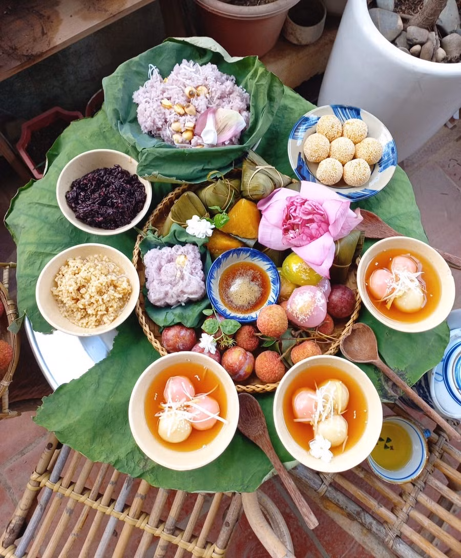 Chị Lê Mai Trang (33 tuổi, ở Hà Nội) cũng dậy sớm chuẩn bị mâm cúng Tết Đoan Ngọ. Chị nói rằng, mâm cúng của gia đình cũng chẳng có gì xa hoa cả, chỉ là những món dân dã, mộc mạc. Tuy nhiên, với đôi tay và tấm lòng của người chuẩn bị, mọi thứ sẽ trở nên đẹp đẽ và ý nghĩa. Ảnh: TRANG NGUYỄN