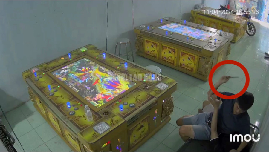 Nam thanh niên dùng dao tấn công quản lý tiệm game. Nam thanh niên dùng dao tấn công quản lý tiệm game.