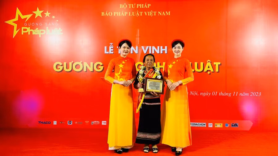 Bà K’Hiếu tham dự ngày tôn vinh Gương sáng pháp luật tại Hà Nội vào tháng 11/2023