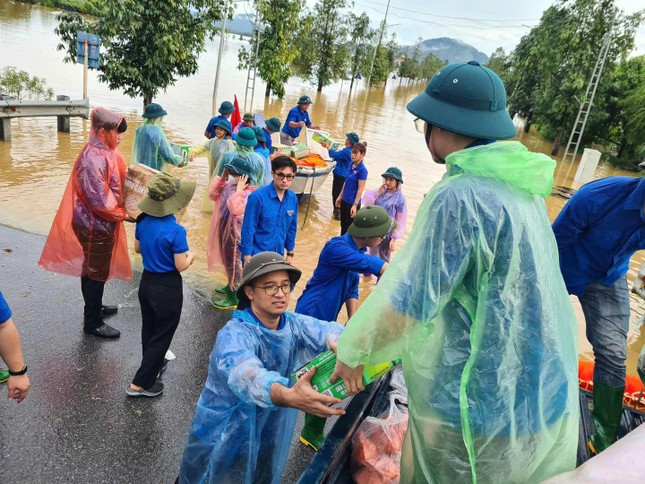 Thanh niên tình nguyện Phú Thọ thăm, động viên và trao hỗ trợ cho người dân huyện Hạ Hòa, tỉnh Phú Thọ. Thanh niên tình nguyện Phú Thọ thăm, động viên và trao hỗ trợ cho người dân huyện Hạ Hòa, tỉnh Phú Thọ.